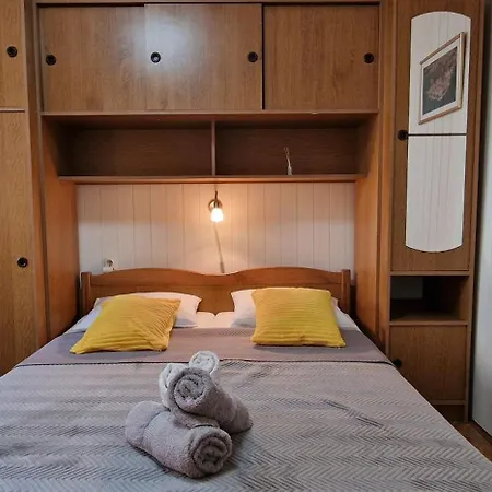 In Drift App 20 M From The In Stobrec - アパート