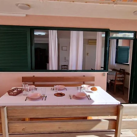 In Drift App 20 M From The In Stobrec - アパート